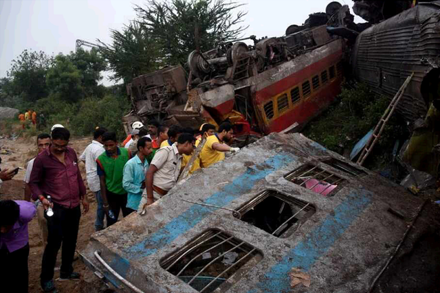 Gần 290 người chết trong vụ tai nạn tàu hỏa tồi tệ nhất 20 năm qua ở Ấn Độ - Ảnh 9.