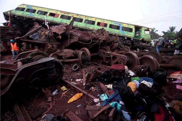 Gần 290 người chết trong vụ tai nạn tàu hỏa tồi tệ nhất 20 năm qua ở Ấn Độ - Ảnh 3.