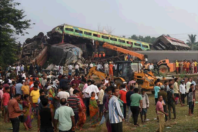 Gần 290 người chết trong vụ tai nạn tàu hỏa tồi tệ nhất 20 năm qua ở Ấn Độ - Ảnh 5.