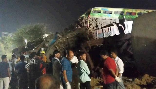 Gần 290 người chết trong vụ tai nạn tàu hỏa tồi tệ nhất 20 năm qua ở Ấn Độ - Ảnh 6.