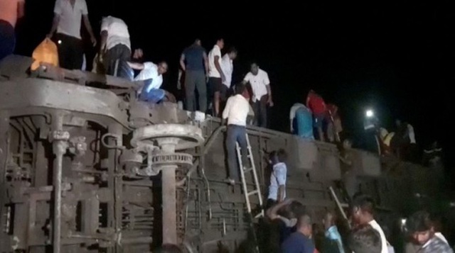 Tai nạn tàu hỏa thảm khốc ở Ấn Độ: Thủ tướng Modi kêu gọi hỗ trợ gia đình các nạn nhân - Ảnh 1.