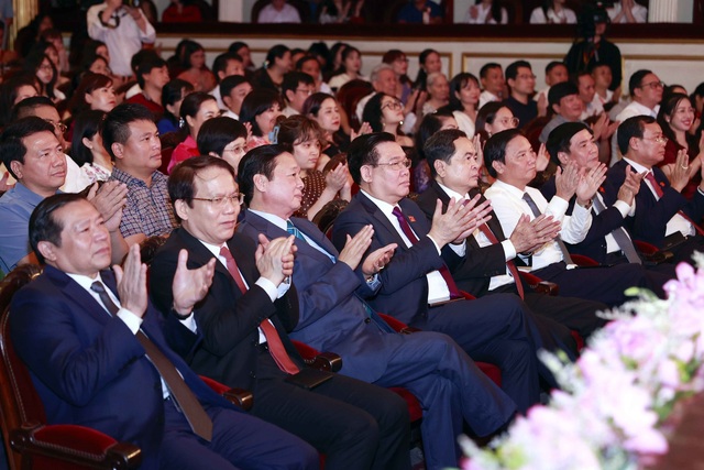 Chủ tịch Quốc hội Vương Đình Huệ dự Chương trình nghệ thuật “Vinh quang Tổ quốc Việt Nam” - Ảnh 1.