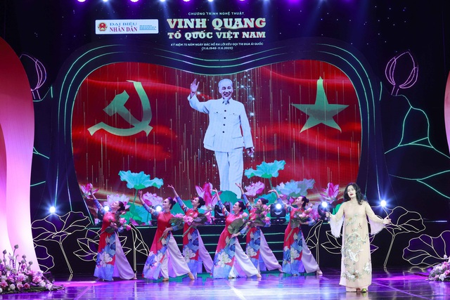 Chủ tịch Quốc hội Vương Đình Huệ dự Chương trình nghệ thuật “Vinh quang Tổ quốc Việt Nam” - Ảnh 2.