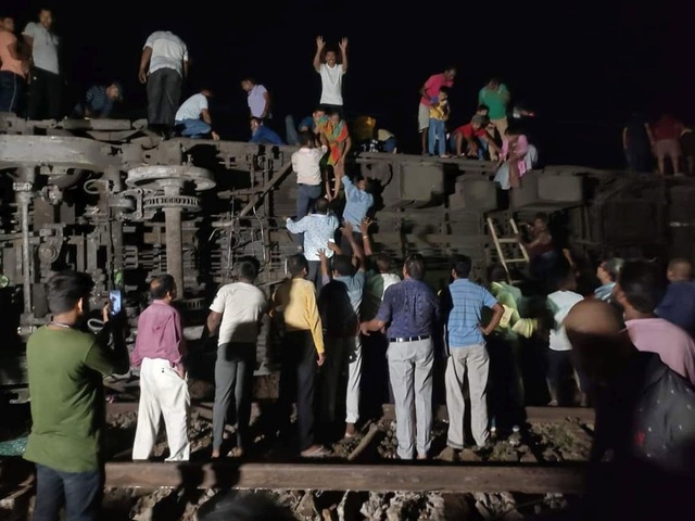 Lãnh đạo Việt Nam gửi điện chia buồn về tai nạn đường sắt thảm khốc ở Ấn Độ - Ảnh 1.