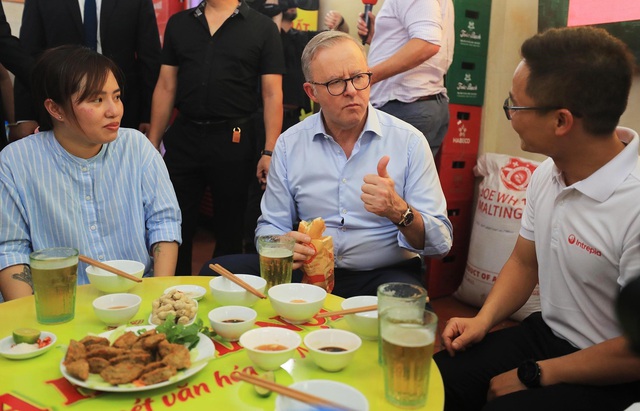 Thủ tướng Australia Anthony Albanese uống bia hơi, ăn bánh mì truyền thống Hà Nội - Ảnh 2.