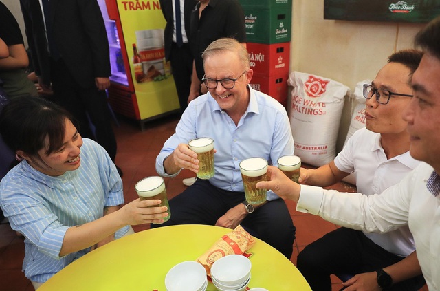 Thủ tướng Australia Anthony Albanese uống bia hơi, ăn bánh mì truyền thống Hà Nội - Ảnh 3.