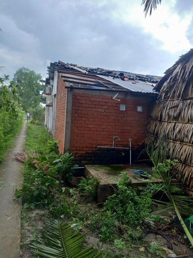 Mưa to, lốc xoáy làm 46 căn nhà ở Vĩnh Long bị hư hỏng nặng - Ảnh 2.