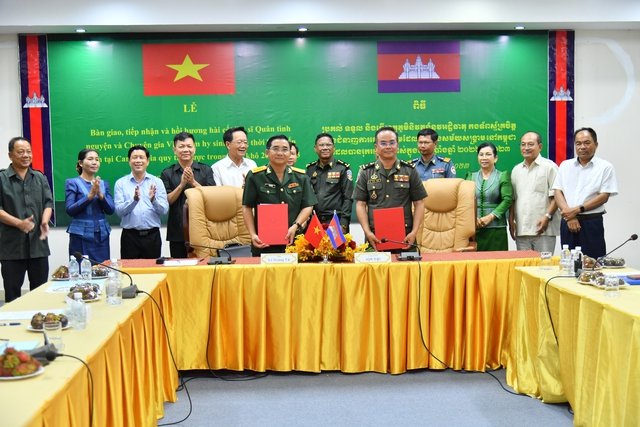 Kiên Giang: Tiếp nhận 25 bộ hài cốt liệt sĩ hy sinh trên đất bạn Campuchia - Ảnh 1.