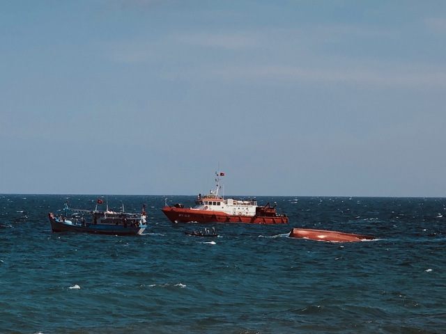 Bình Thuận: Chìm tàu cá trên biển 1 ngư dân mất tích - Ảnh 1.