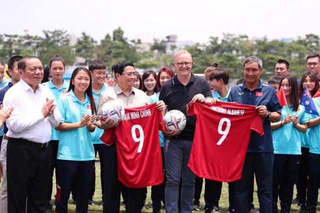 Thủ tướng Phạm Minh Chính cùng Thủ tướng Australia Anthony Albanese nhận áo đấu của ĐT nữ Việt Nam - Ảnh 6.