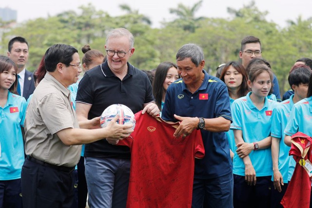 Thủ tướng Phạm Minh Chính cùng Thủ tướng Australia Anthony Albanese nhận áo đấu của ĐT nữ Việt Nam - Ảnh 5.