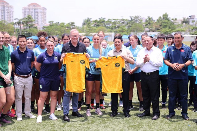 Thủ tướng Phạm Minh Chính cùng Thủ tướng Australia Anthony Albanese nhận áo đấu của ĐT nữ Việt Nam - Ảnh 4.
