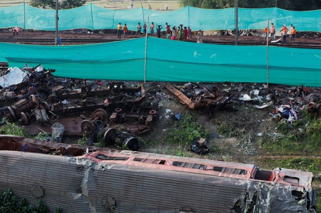Phát hiện nạn nhân thảm kịch tàu hỏa Ấn Độ còn sống sót - Ảnh 1.
