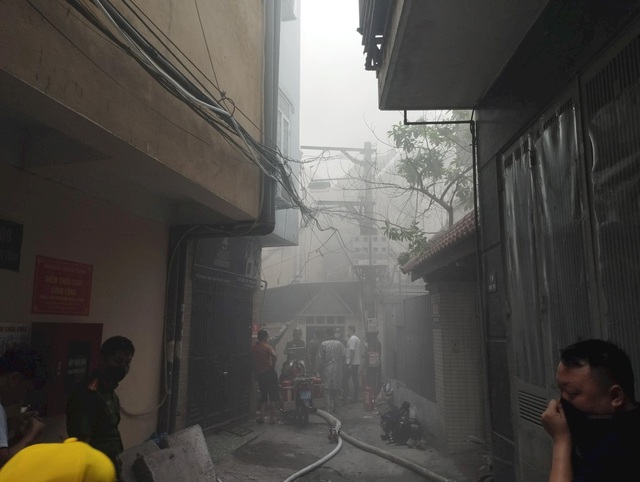 Cháy lớn tại ngôi nhà 2 tầng ở Hà Nội - Ảnh 1.