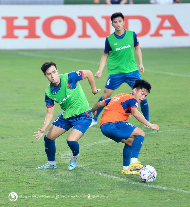 ĐT Việt Nam và U23 Việt Nam đẩy nhanh tốc độ chơi bóng trong ngày tập luyện thứ ba  - Ảnh 3.