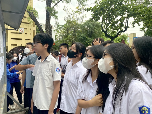 Thi vào lớp 10 tại Hà Nội: Sĩ tử hồi hộp, lo lắng khi đến làm thủ tục dự thi - Ảnh 8.