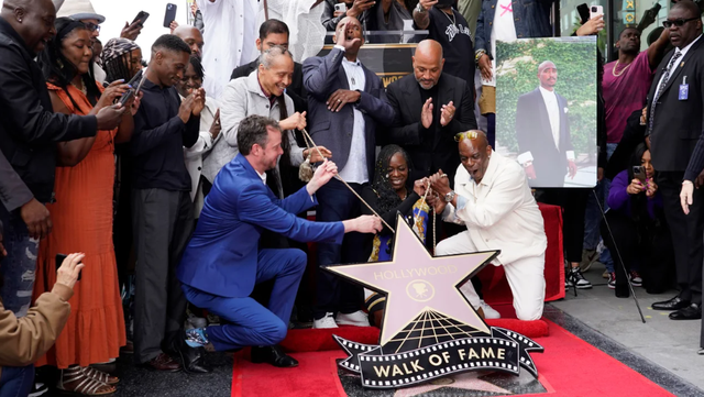 Huyền thoại nhạc rap Tupac được vinh danh trên Đại lộ Danh vọng Hollywood - Ảnh 1.