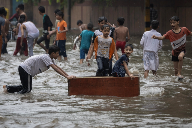 Mưa lớn gây lũ lụt, sạt lở đất tại Ấn Độ, khiến hàng chục người thiệt mạng - Ảnh 5.