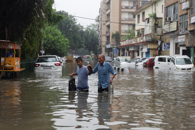 Mưa lớn gây lũ lụt, sạt lở đất tại Ấn Độ, khiến hàng chục người thiệt mạng - Ảnh 3.