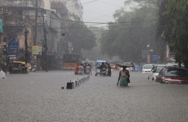Mưa lớn gây lũ lụt, sạt lở đất tại Ấn Độ, khiến hàng chục người thiệt mạng - Ảnh 2.