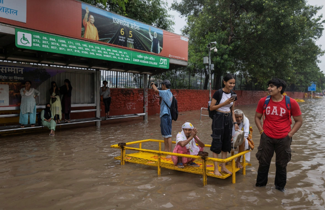 Mưa lớn gây lũ lụt, sạt lở đất tại Ấn Độ, khiến hàng chục người thiệt mạng - Ảnh 1.