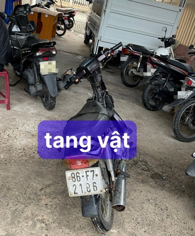 Bắt giữ kẻ dùng mã tấu chém người cướp xe máy tại Bình Thuận - Ảnh 1.