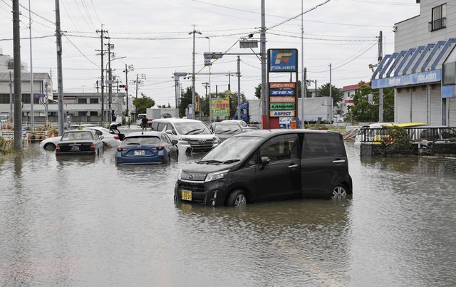 Nhật Bản ban bố cảnh báo cao nhất về mưa lũ - Ảnh 1.