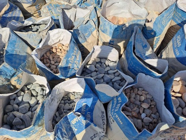 Phát hiện nhiều bao đá 7 màu bị trộm để lại tại Bình Thuận - Ảnh 1.