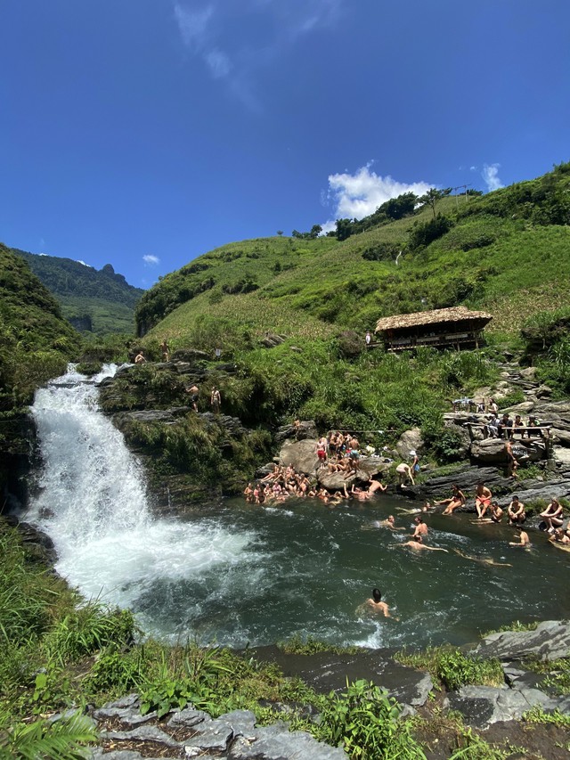 Tạm dừng hoạt động tắm tại thác Du Già sau vụ du khách tử vong - Ảnh 2.