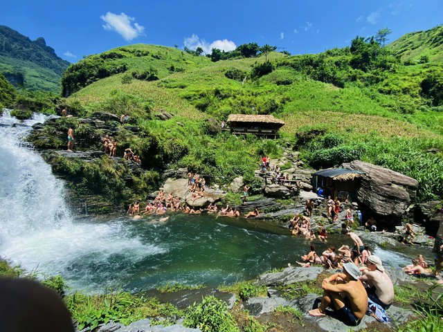 Tạm dừng hoạt động tắm tại thác Du Già sau vụ du khách tử vong - Ảnh 1.