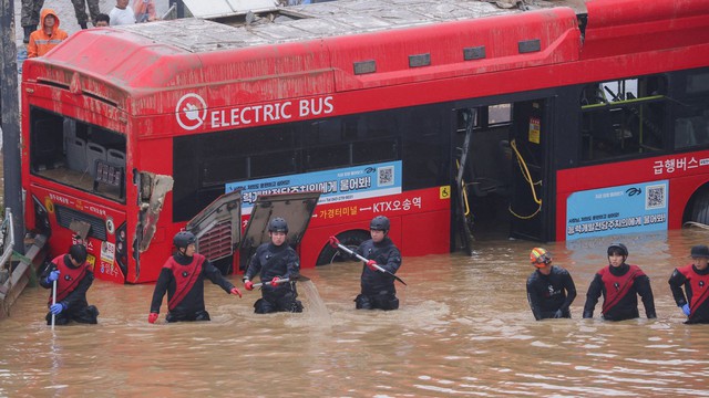 Ít nhất 35 người thiệt mạng sau trận mưa xối xả gây lũ lụt và lở đất ở Hàn Quốc - Ảnh 1.
