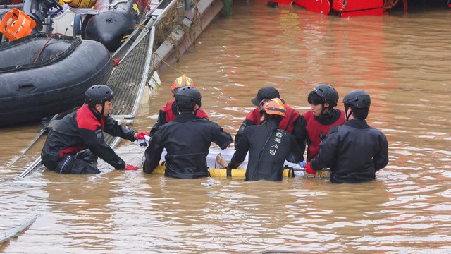 Ít nhất 35 người thiệt mạng sau trận mưa xối xả gây lũ lụt và lở đất ở Hàn Quốc - Ảnh 2.