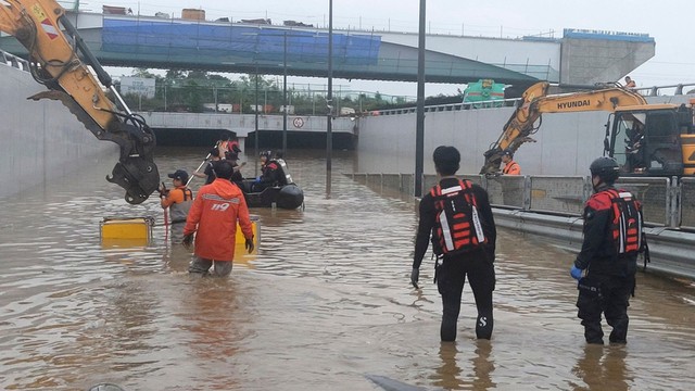 Ít nhất 35 người thiệt mạng sau trận mưa xối xả gây lũ lụt và lở đất ở Hàn Quốc - Ảnh 3.