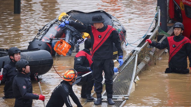 Ít nhất 35 người thiệt mạng sau trận mưa xối xả gây lũ lụt và lở đất ở Hàn Quốc - Ảnh 4.