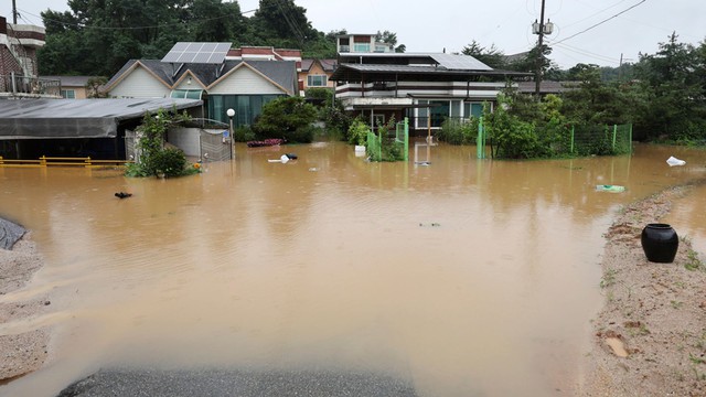 Ít nhất 35 người thiệt mạng sau trận mưa xối xả gây lũ lụt và lở đất ở Hàn Quốc - Ảnh 5.