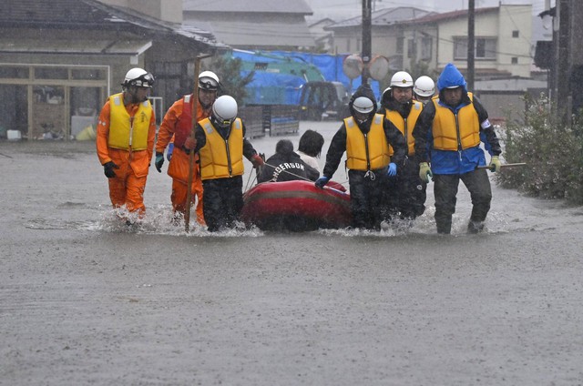 Nhật Bản: Mưa lớn kỷ lục khiến hơn 2.000 người phải đi sơ tán - Ảnh 1.