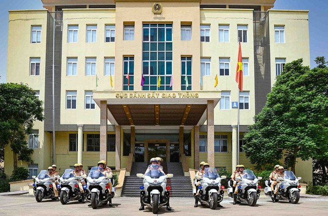 Bàn giao 30 siêu mô tô cho cảnh sát giao thông 11 tỉnh, thành phố - Ảnh 1.