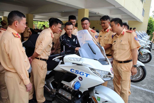 Bàn giao 30 siêu mô tô cho cảnh sát giao thông 11 tỉnh, thành phố - Ảnh 2.