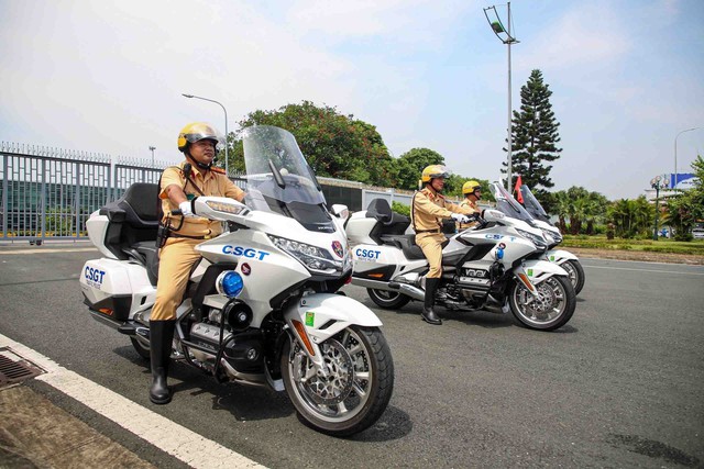 Bàn giao 30 siêu mô tô cho cảnh sát giao thông 11 tỉnh, thành phố - Ảnh 3.