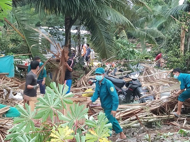 Mưa lớn kéo dài làm ngập đường, tốc mái nhiều căn nhà ở Kiên Giang - Ảnh 3.