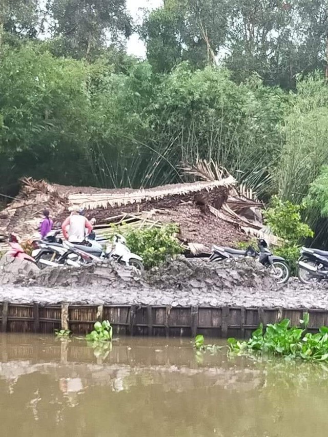 Mưa lớn kéo dài làm ngập đường, tốc mái nhiều căn nhà ở Kiên Giang - Ảnh 2.