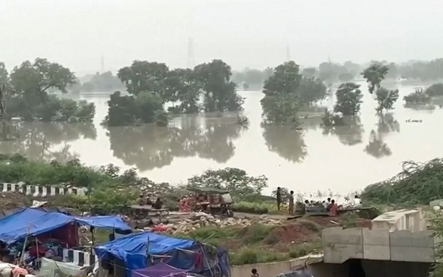 Lũ lụt đẩy nhiều người dân Ấn Độ vào cảnh màn trời chiếu đất - Ảnh 1.