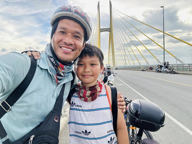 Cậu bé 10 tuổi đạp xe xuyên 4 quốc gia trong 30 ngày - Ảnh 1.