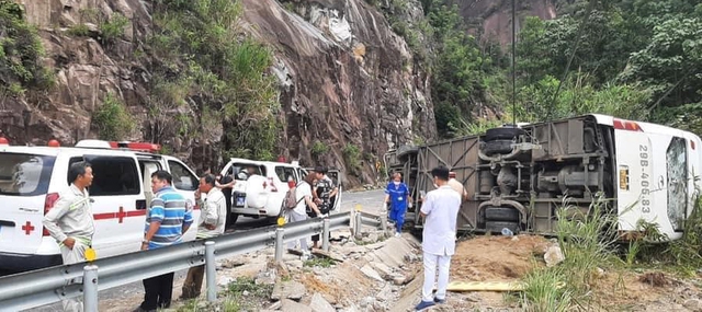 Lật xe khách trên đèo Khánh Lê, 4 người tử vong, nhiều người bị thương - Ảnh 1.