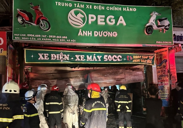 Hà Nội: Cháy cửa hàng xe đạp, xe máy điện, 3 người trong gia đình tử vong - Ảnh 1.