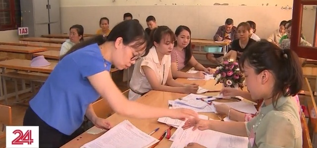 Hỗ trợ phụ huynh đăng ký tuyển sinh trực tuyến ở Hà Nội   - Ảnh 1.