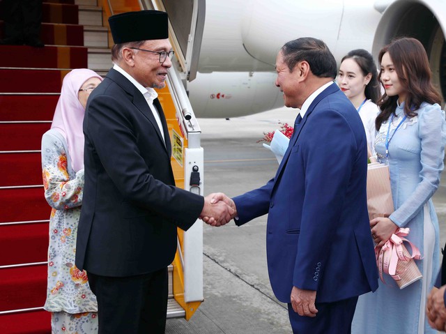 Thủ tướng Malaysia đến Hà Nội, bắt đầu chuyến thăm chính thức Việt Nam - Ảnh 1.