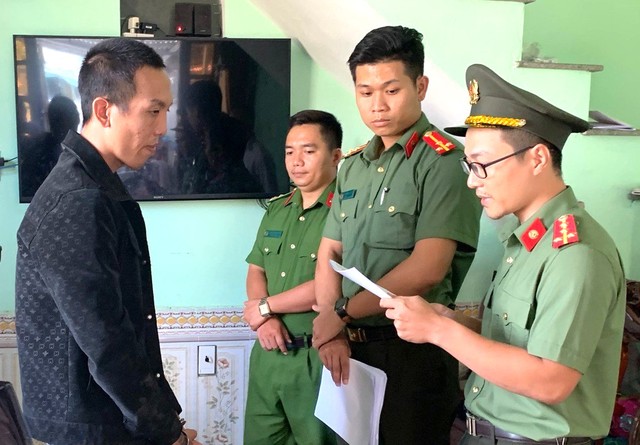 Bắt tạm giam 2 đối tượng dùng súng đi đòi nợ thuê từ Quảng Nam ra Đà Nẵng - Ảnh 1.