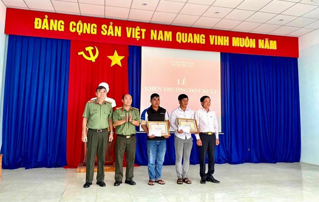 Khen thưởng 2 người dân dũng cảm bắt cướp ở Bình Phước - Ảnh 1.