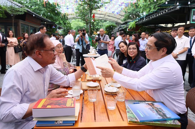 Hai Thủ tướng Việt Nam và Malaysia thăm phố sách Hà Nội - Ảnh 2.
